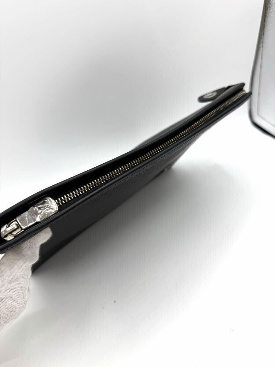 Louis Vuitton Pochette Voyage Black Taiga Pouch